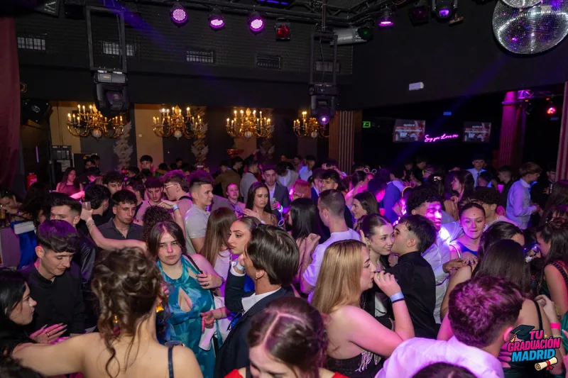 Fiesta de graduación con barra libre y DJ